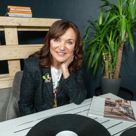 Módní návrhářka Beata Rajská promluvila v talk show Na kafeečko o svém dětství.