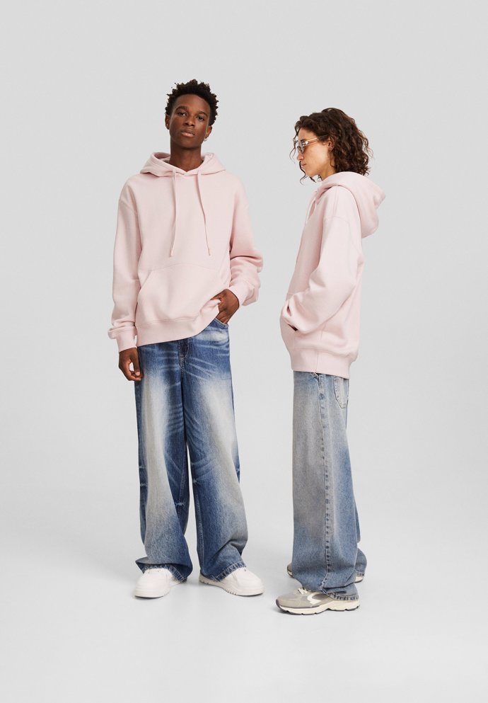 Růžová s přídomkem unisex. To je Millennial Pink. (Mikina, Bershka, 549 Kč)