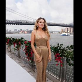 Blake Lively na sebe vzala zlaté flitrované šaty, které nosila před porodem.