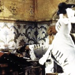 Cartouche: Zbojník Cartouche miloval bohatství a krásné ženy. Kradl, ale i rozdával. Byl hrdinou chudých a nepřítelem šlechty.