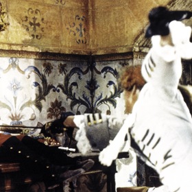 Cartouche: Zbojník Cartouche miloval bohatství a krásné ženy. Kradl, ale i rozdával. Byl hrdinou chudých a nepřítelem šlechty.