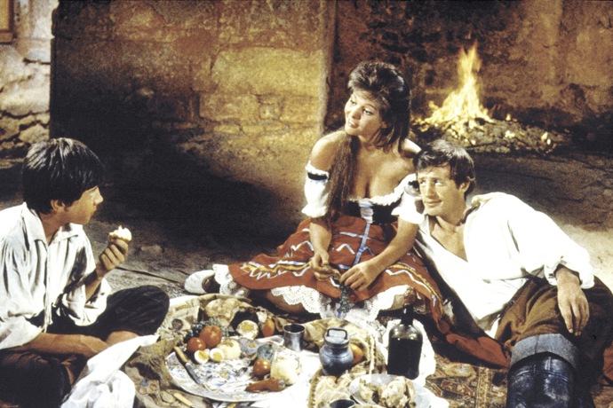 Belmondo s Claudií Cardinale na večírku po premiéře házeli na hosty krupicové knedlíčky. O něco později pak na tiskové konferenci odpovídal herec pouze ve slipech.