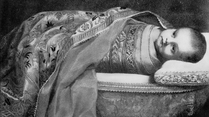 Děsivá historie zavinovaček: Miminka v nich byla uvázaná bez vhodného přebalování až 9 měsíců