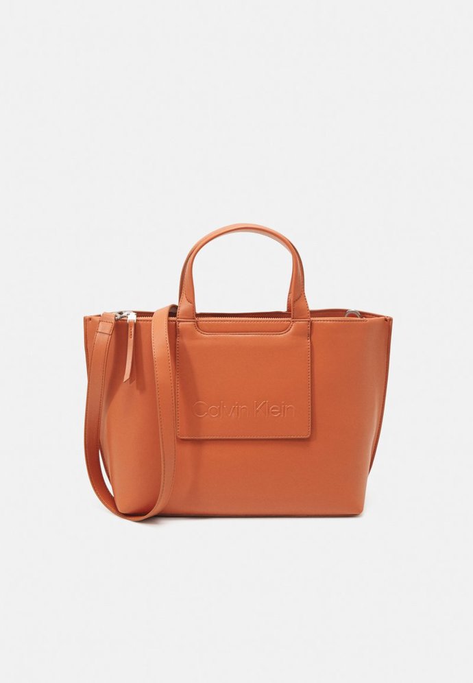 Výraznější, ale snadno kombinovatelné barvy, kabelkám větších rozměrů sluší. (Calvin Klein, 2 700 Kč)