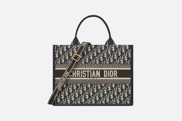 Ikonický shopper bag od značky Christian Dior je velmi napodobovaným modelem. Originál pořídíte za 81 tisíc korun.