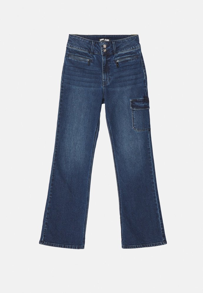 Rovné nohavice můžete ohrnout, vždy ale jen jednou. (DKNY, 2 760 Kč)