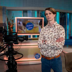 Herec Vojtěch Hrabák hraje v seriálu Dobré ráno, Brno! roztržitého "zajíce" Vítka Šmardu, asistenta režie.