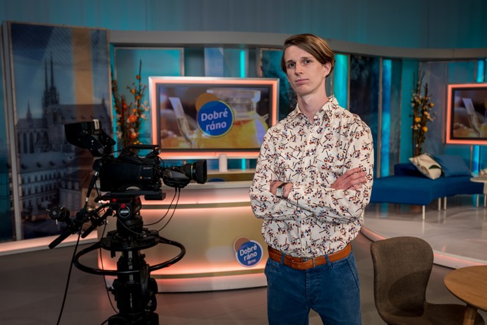 Herec Vojtěch Hrabák hraje v seriálu Dobré ráno, Brno! roztržitého "zajíce" Vítka Šmardu, asistenta režie.