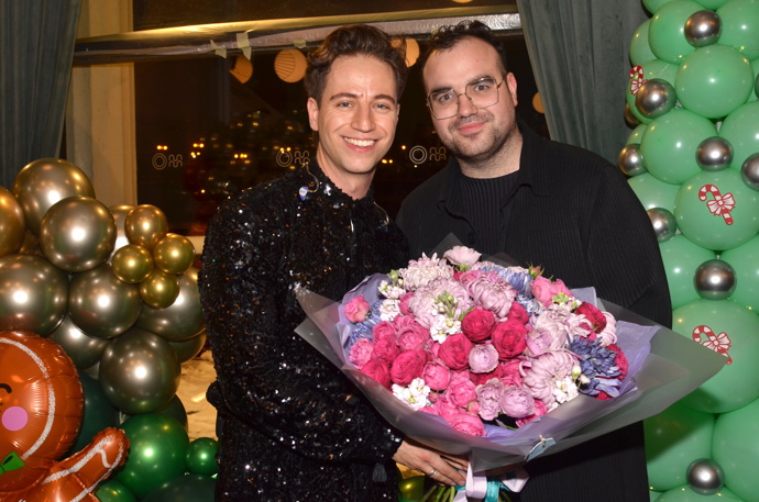 Dominik přijal příjmení svého manžela Milana a nyní je Dominik Peroutka.