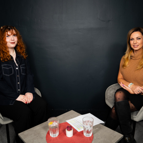 Thea si otčímovo chování dlouho kladla za vinu. Nyní čtvrtým rokem dochází k psycholožce a je schopná o svém příběhu mluvit.