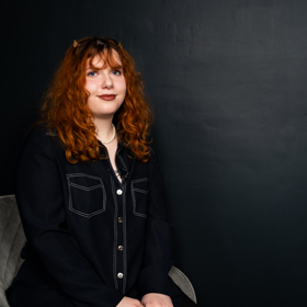 Vše začalo v Theiných třech letech, kdy ji nevlastní otec kvůli banálnímu sporu u stavění kostiček brutálně zmáčel ve sprše.