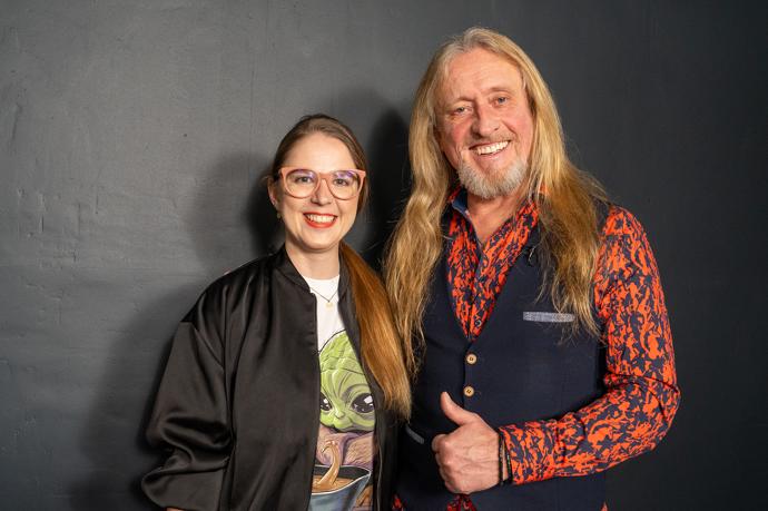 Zpěvák Kamil Střihavka navštívil talk show LifeeTalk. Na snímku s redaktorkou Lifee.cz, Veronikou Novákovou.