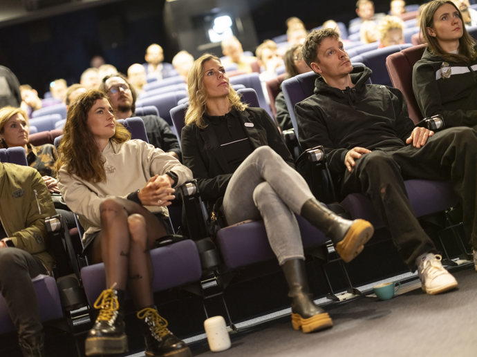 Oštěpařka Nikola Ogrodníková v kině zhlédla svůj sportovní medailonek.