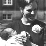 Dánský korunní princ Frederik přišel na svět 26. května 1968. Na fotografii je se svou maminkou, budoucí královnou Markétou II.