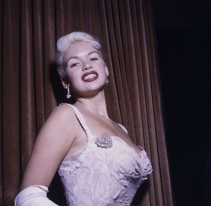 Jayne Mansfield se stala osudnou autohavárie. Když vjela se svým vozidlem pod návěs náklaďáku, skalpovalo jí to vrchní čast hlavy.