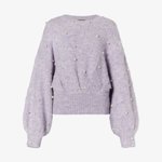 Šeříkový svetřík značky Faina zdobí našité perličky. (1 970 Kč)