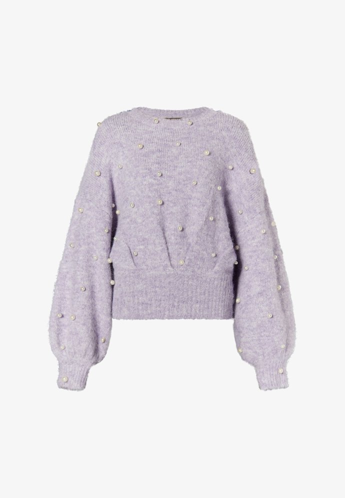 Šeříkový svetřík značky Faina zdobí našité perličky. (1 970 Kč)