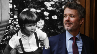 Nový dánský král Frederik měl pověst párty prince: Rychlá auta vyměnil za rodinu, sport a koloběžku