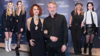 Módní policie z premiéry Vytoč mého agenta: Anna Dvořáková zářila v šatech s průstřihy, dcera Lucie Benešové v minisukni a kravatě