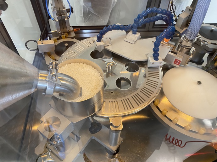 Společnost BOIRON vyrábí všechny používané granule a globule sama, aby mohla kontrolovat jejich kvalitu.