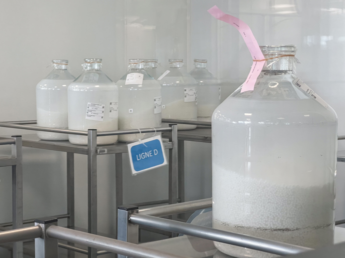 Technika výroby granulí a globulí s vyváženou pórovitostí a vysokou retenční schopností byla vyvinuta ve spolupráci s univerzitami a odborníky a společnost BOIRON si ji v roce 1972 nechala patentovat.