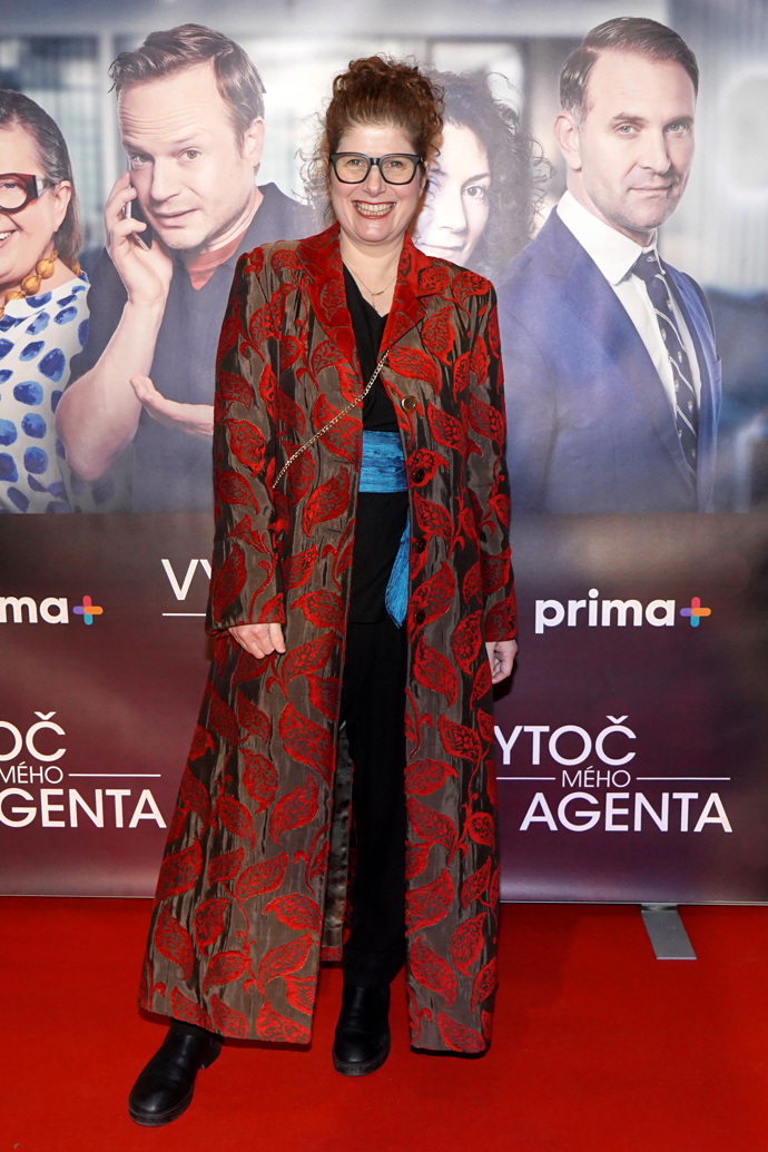 Režisérka Alice Nellis zářila v dlouhém kabátu s nachovou výšivkou, pod kterým skrývala černý komplet přepásaný modrým kusem látky.