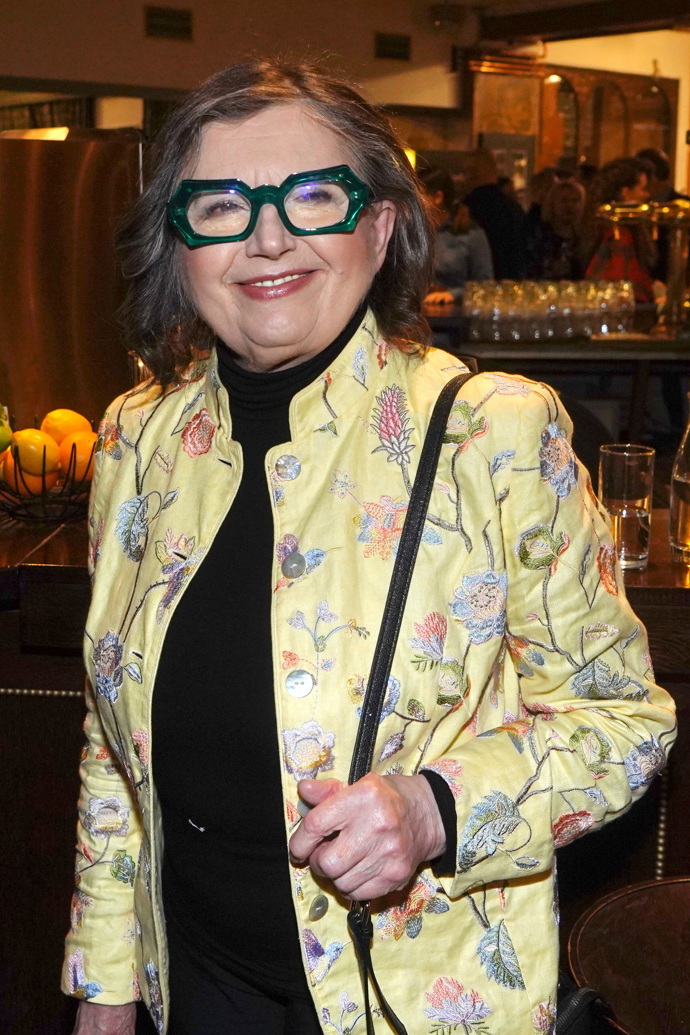 Slovenská herečka Zuzana Kronerová miluje extravagantní brýle. Dokazuje to snad s každým dalším outfitem. Na premiéře snímku Vytoč mého agenta doplnila zelenými masivními obroučkami jemný pastelový kabátek s výšivkami.