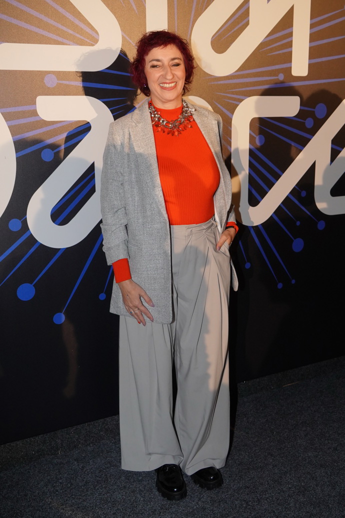 Herečka Simona Babčáková oblékla na StarDance šedivý oblek s netypickým oranžovým topem a výrazným náhrdelníkem. 