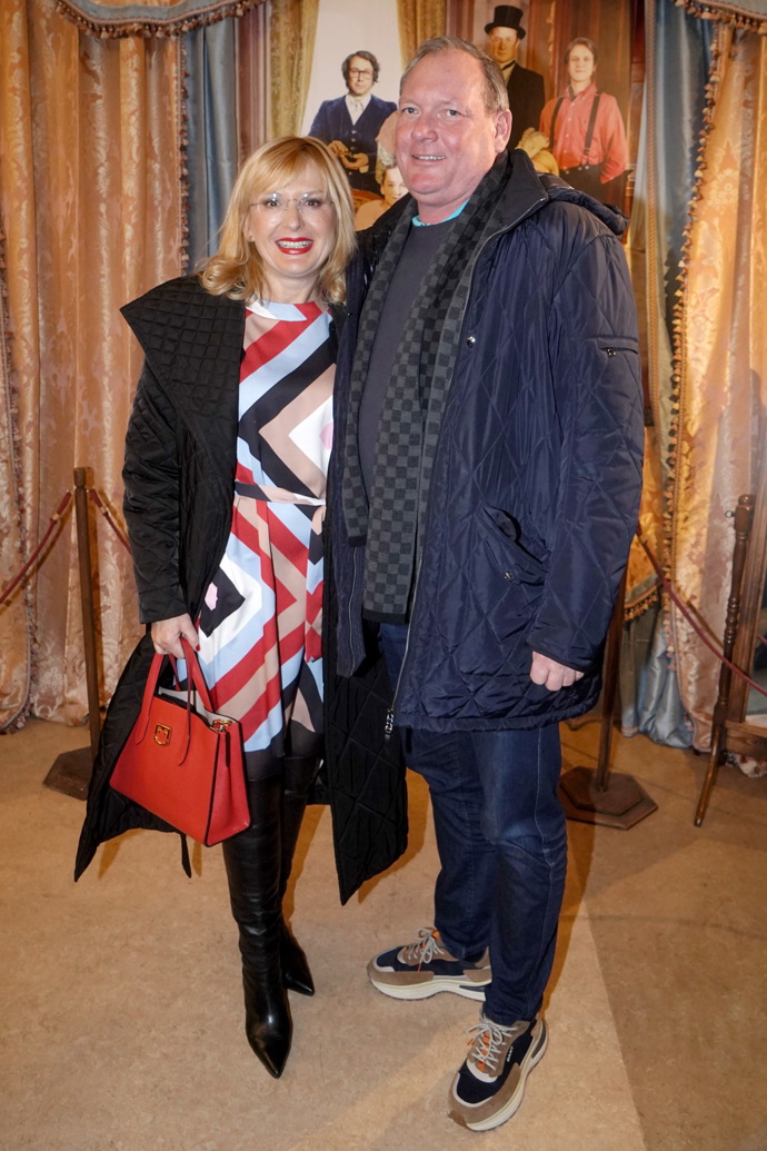 Štěpánku Duchkovou doprovodil do kina manžel Jan Hruška, který mohl na slavnostním outfitu trochu lépe zapracovat.