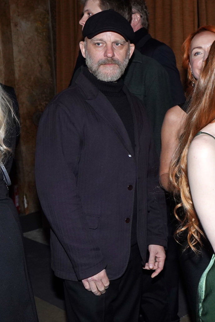 Herec Hynek Čermák vyrazil na premiéru v tmavém saku, černém roláku a s kšiltovkou na hlavě.