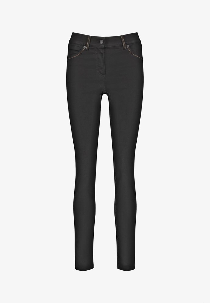 Ani po padesátce není nutno vyhýbat se přiléhavým nohavicím typu skinny. Obzvlášť tmavší varianty se skvěle kombinují s mnoha horními díly i svrchníky a obuví. Pozor na příliš krátkou délku a odhalené kotníky, zkracují pak nohy. (Gerry Weber, 2 999 Kč)