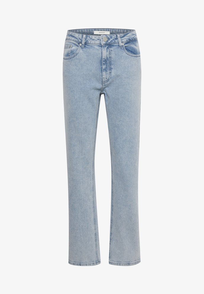 Světlý odstín džínoviny sluší a dobře padne v provedení straight fit, tedy s rovnými, cigaretovými nohavicemi v optimální šířce. (Gestuz, 3 150 Kč)