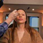 Její ikonické obočí museli vizážisté překrýt protézou a nalepit jí nové, více sedmdesátkové.