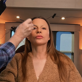 Její ikonické obočí museli vizážisté překrýt protézou a nalepit jí nové, více sedmdesátkové.