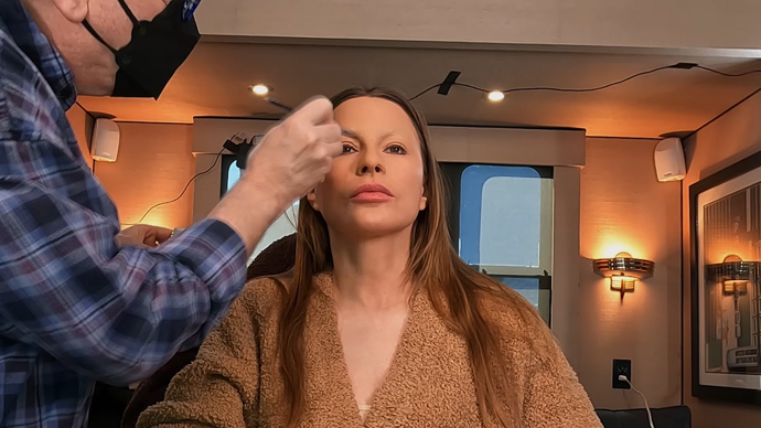 Její ikonické obočí museli vizážisté překrýt protézou a nalepit jí nové, více sedmdesátkové.