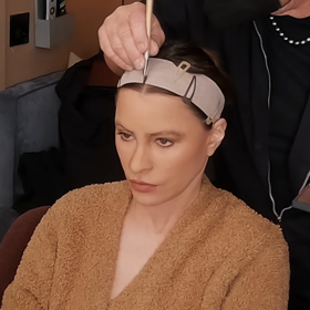 Protézu měla herečka v seriálu také na nose a na zubech.