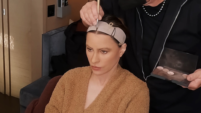 Protézu měla herečka v seriálu také na nose a na zubech.