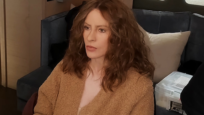 Proměnou prošly i její vlasy, byť najít věrohodný účes byl trošku oříšek. Herečka tak denně trávila v maskérně hodinu a půl.