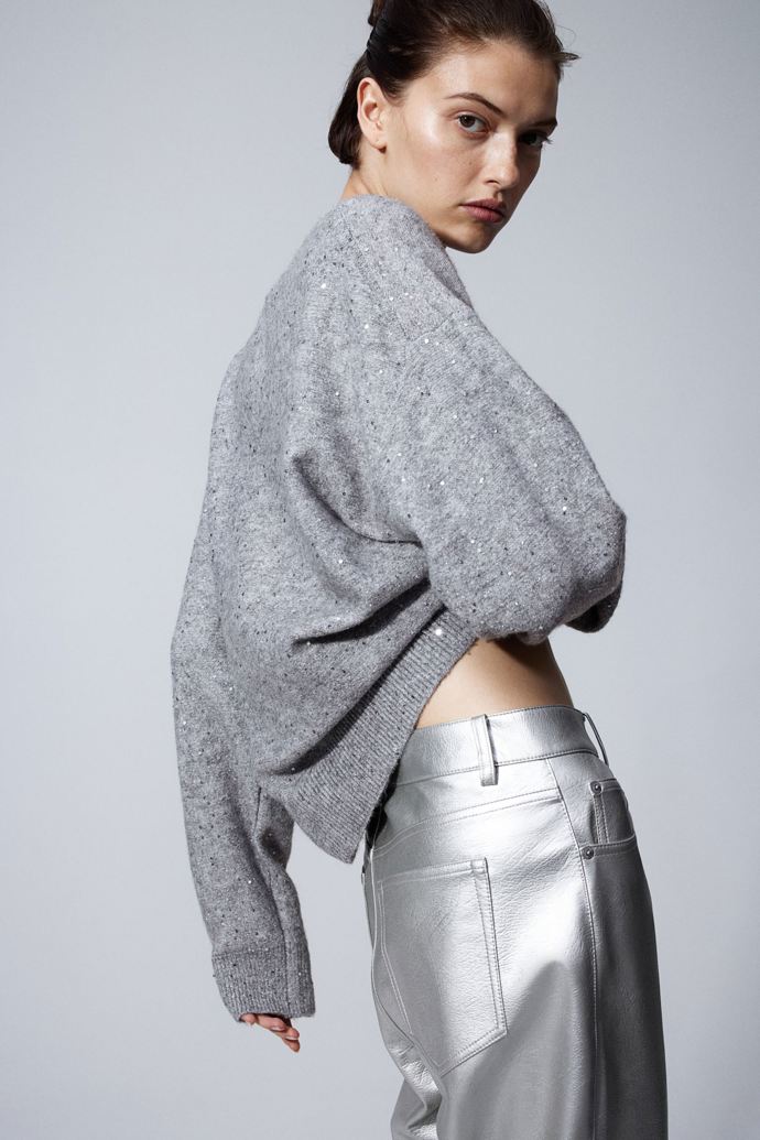 Svetříky může zdobit štras, perly nebo drobné i větší pajetky, tedy flitry. (H&M, 399 Kč)