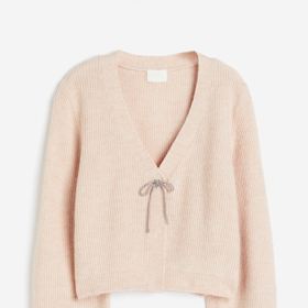 Pulovr s hlubokým výstřihem zdobený štrasovou mašlí. (H&M, 349 Kč)