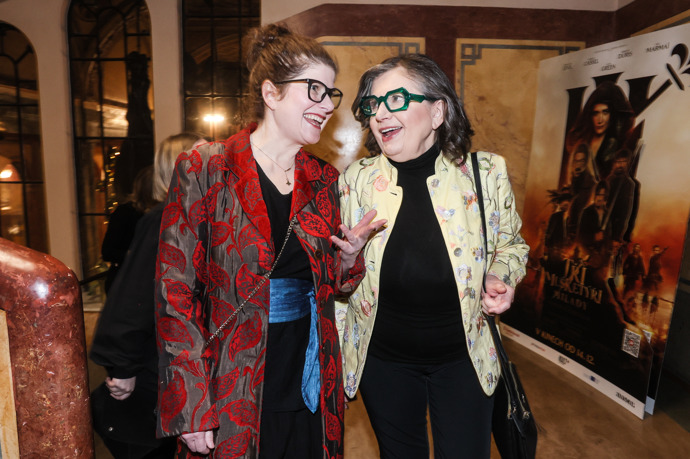 A obrýlená byla na premiéře i režisérka Alice Nellis.