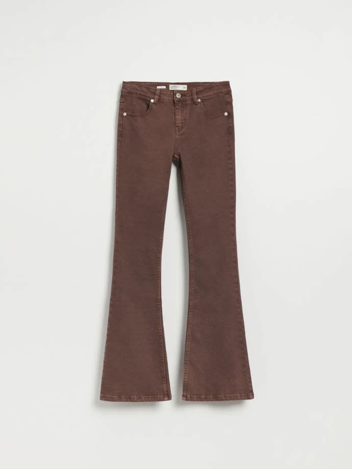 Hnědé džíny s rozšířenými nohavicemi střihu bootcut najdete u značky House. (399 Kč)