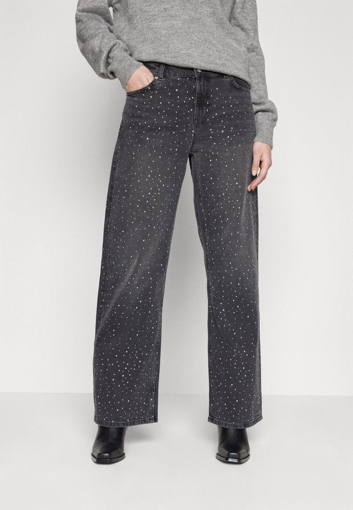 Dříny s drobným zdobením nijak výrazně nekřičí. (Only, 1 099 Kč)