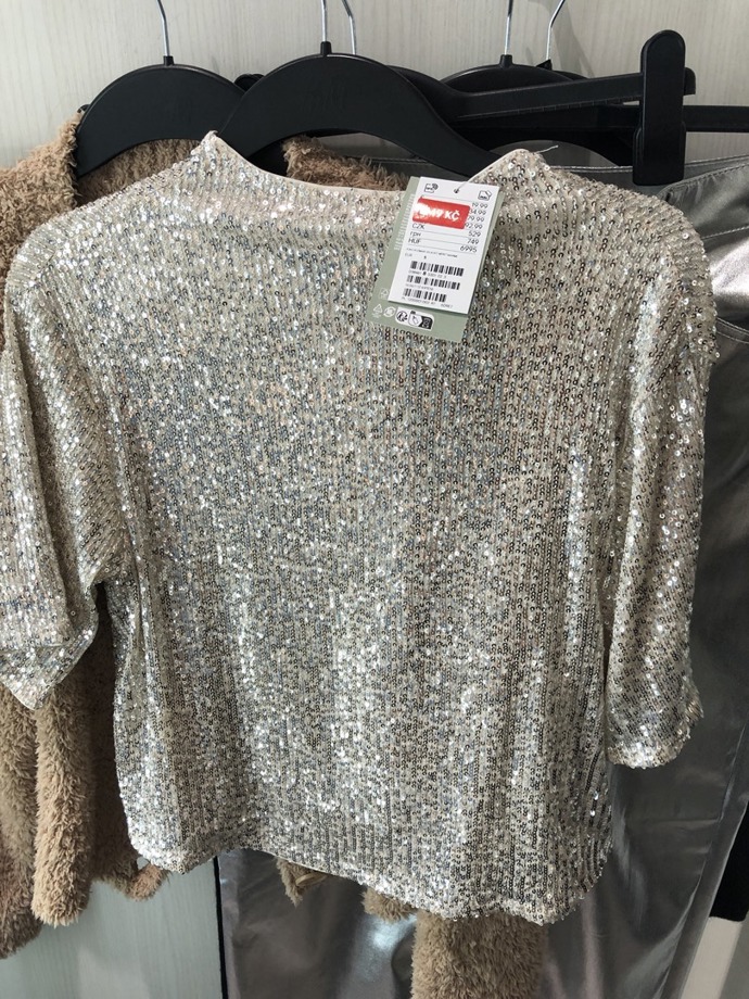 K dostání je v H&M i podobný model ve světlé barvě.