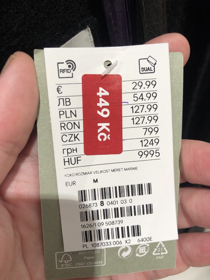 Černý dlouhý kardigan byl ve slevě za 449 Kč.