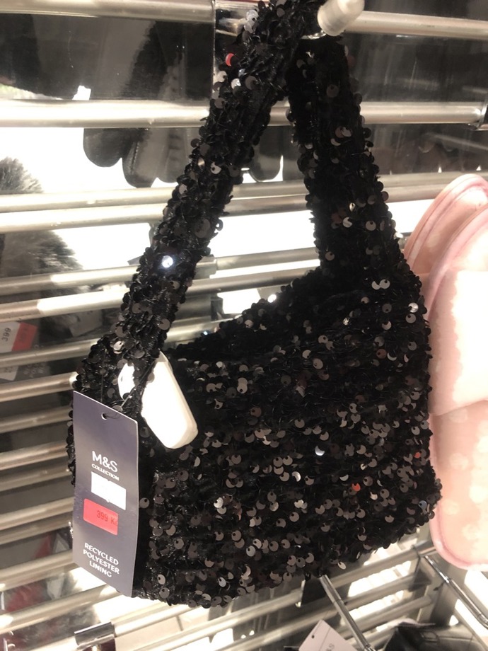 V Marks & Spencer si Markéta vyhlédla flitrovanou kabelku.
