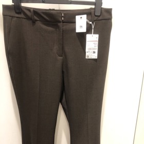 K tomu kalhoty ve stejném designu za 498 Kč, PC 698 Kč.