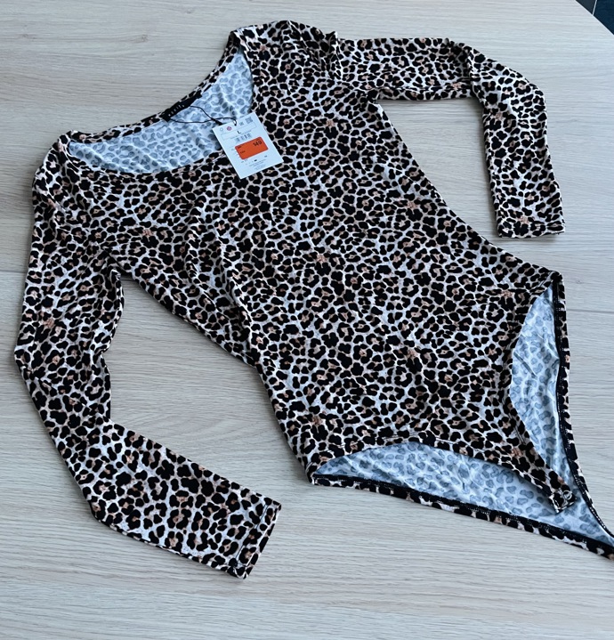 Ještě než Kristina sestavila outfit do 1 500 Kč, koupila ke koženým kalhotám také body se zvířecím vzorem v Mohitu. Jeho cena je stejná jako top v outfitu, tedy 149 Kč. Původní cena byla 399 korun. 