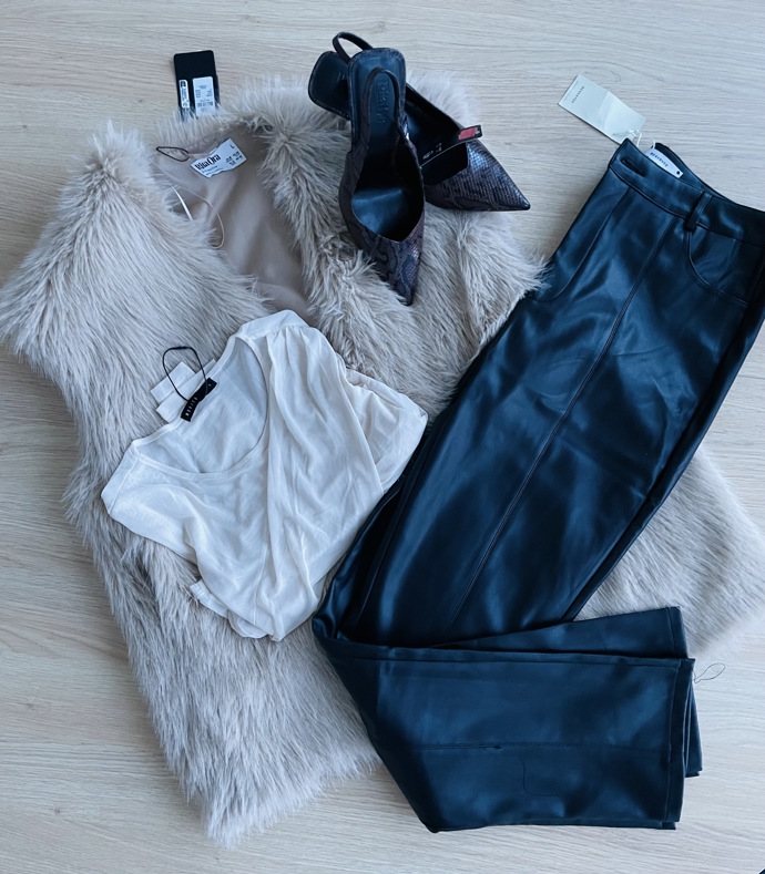 Zástupkyně šéfredaktorky Lifee.cz Kristina si za rozpočet 1 500 Kč sehnala outfit složený z koženkových kalhot, průhledného topu, vestičky s kožíškem a lodiček ze zvířecího vzoru. Dokonce jí 12 korun zbylo. 