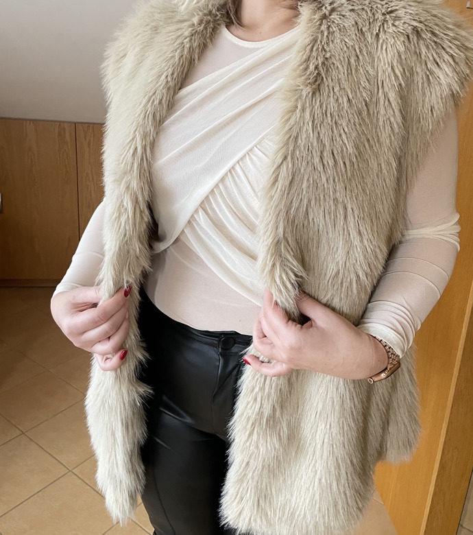 Detail chlupaté vesty z Primarku v jiném světle. 